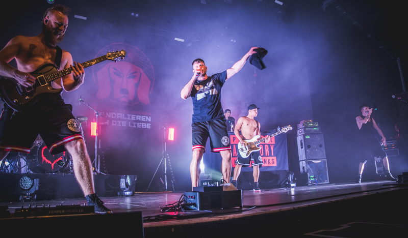 Punk trifft Rap: Swiss & Die Andern randalieren für die Liebe im Schlachthof Wiesbaden