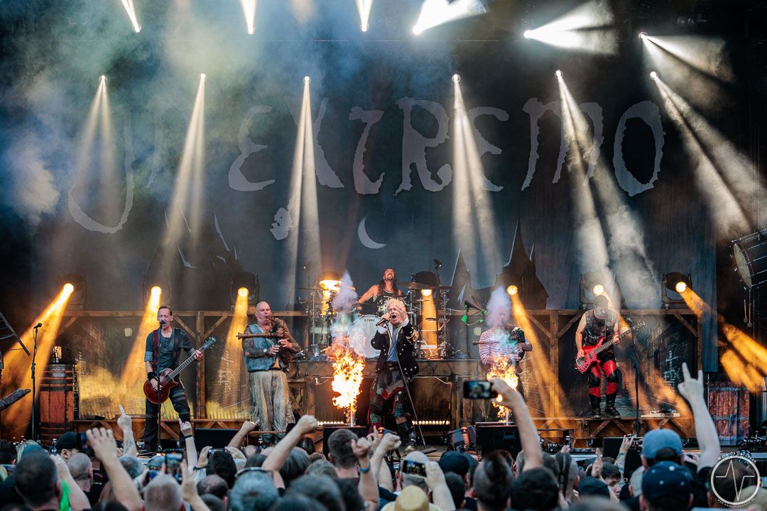 In Extremo bescheren einen feurigen Rockabend beim Burg Open Air in Illingen